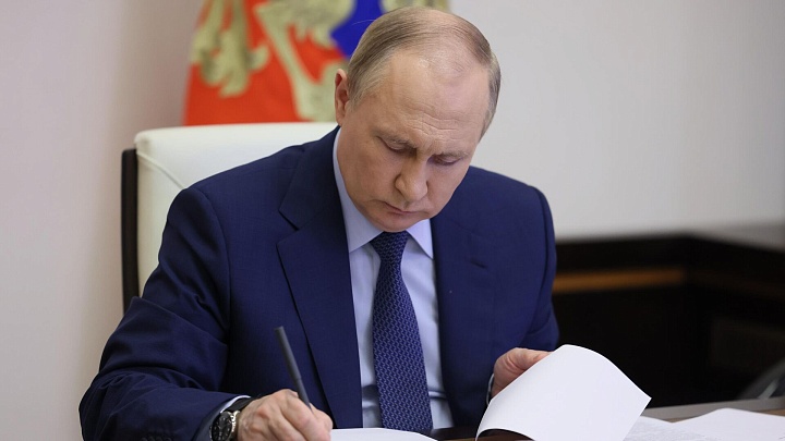 Путин подписал закон о переносе срока внесения в Госдуму проекта бюджета