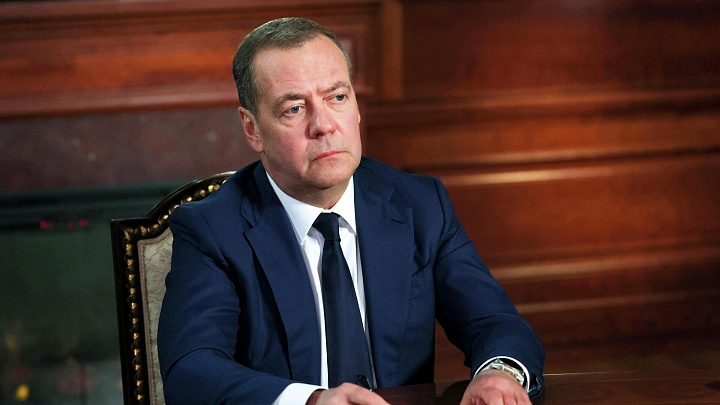 Медведев похвалил завод "Уральские локомотивы"
