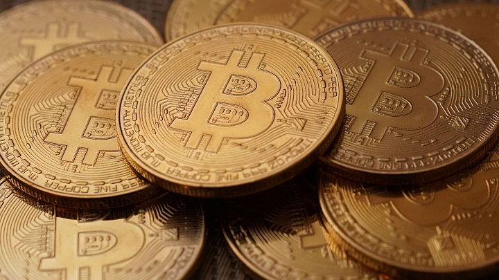 Стоимость биткоина упала до 99,832 тысячи долларов