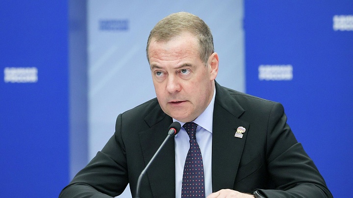 Медведев подчеркнул важность сбалансированного бюджета