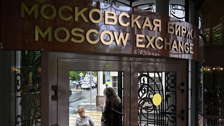 Российский рынок акций падает в начале утренних торгов